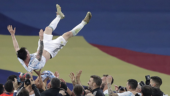 Argentintí fotbalisté oslavují svého kapitána Lionela Messiho po vítzství ve ...
