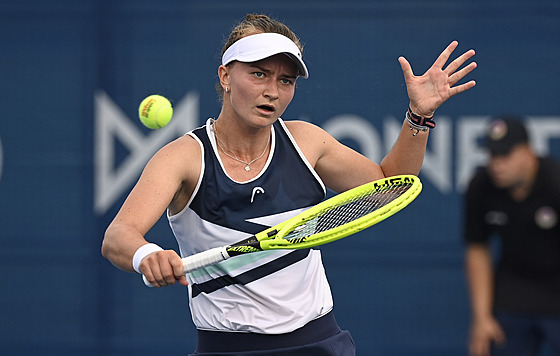 Barbora Krejčíková v utkání s Isabellou Šinikovovou na Prague Open