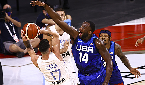 Luca Vildoza z Argentiny u míe, brání ho Amerian Draymond Green.