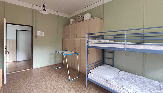 Jeden z azylových pokoj pro maminky s dtmi.
