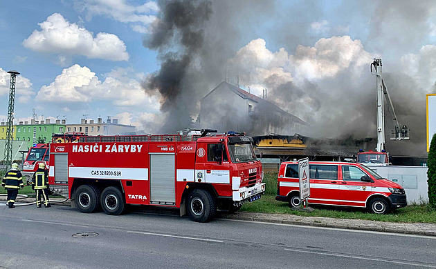 Na Mělnicku hořela budova jídelny, hasilo ji jedenáct jednotek hasičů
