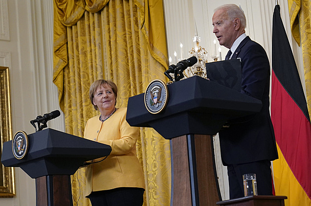 Rusko nesmí používat energetiku k nátlaku, shodli se Biden s Merkelovou