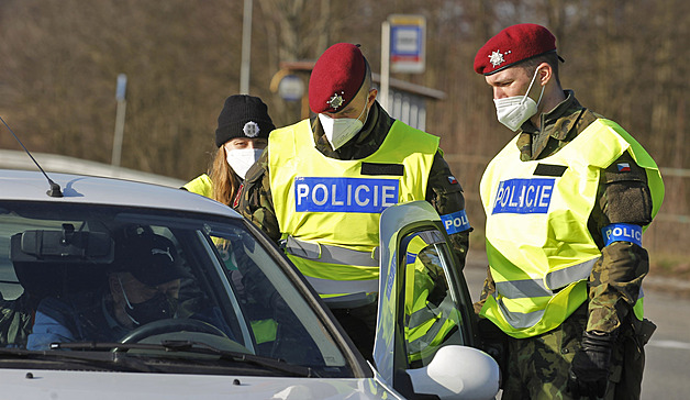 Na focení jsme dobří, slíbené odměny ale nemáme, vadí policistům a hasičům