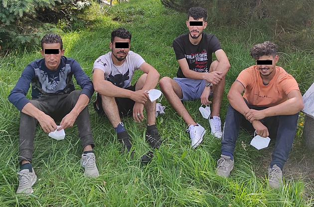 Policie navrhla obžalovat 14 lidí za převedení 2000 migrantů, hrozí jim 16 let