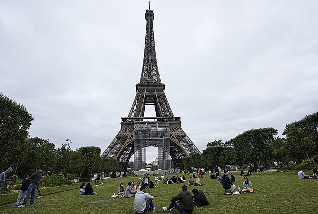 Eiffelova věž je po více než osmiměsíční pauze znovu přístupná veřejnosti. Šlo o nejdelší uzavírku