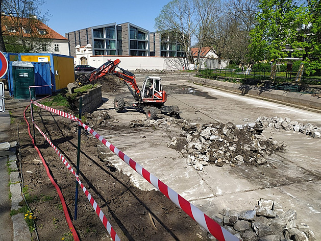 Beton musí pry. Husy a kachny se kdysi plavily ve Vokovickém návesním...