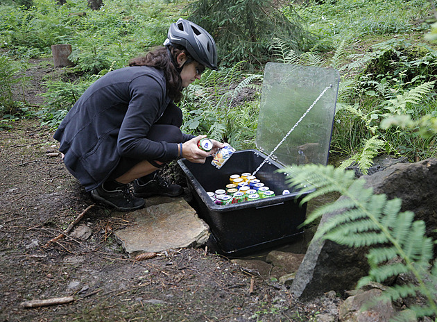 K lesnímu baru, jen se nachází u studánky Helenka poblí Hotelu Skalský dvr...