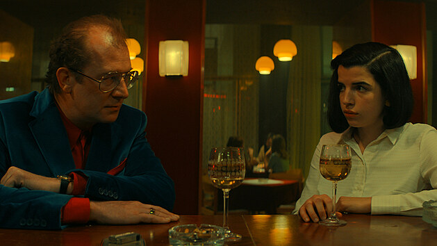 Martin Pechlát a Antonie Formanová ve filmu Okupace