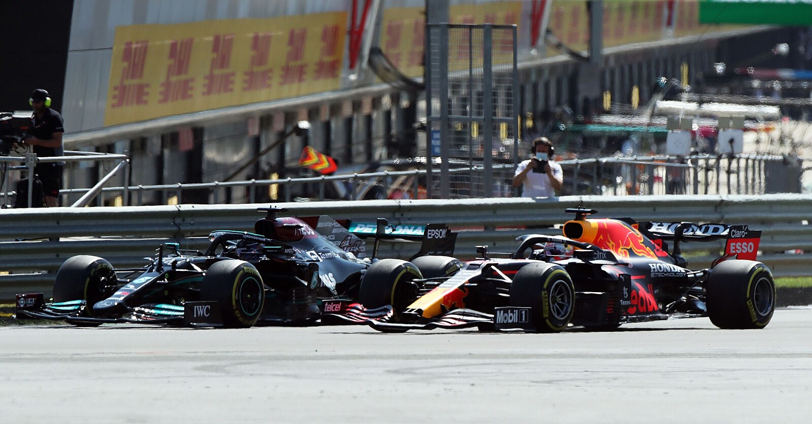 Hamilton Celil Po Kolizi S Verstappenem Rasistickym Urazkam Idnes Cz