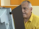 Bývalý bulharský premiér Bojko Borisov pi elektronickém hlasování bhem...