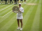 Ashleigh Bartyová pózuje s pohárem pro vítzku enské dvouhry na Wimbledonu.