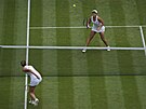 Australanka Ashleigh Bartyová eká na míek od Karolíny Plíkové ve finále...