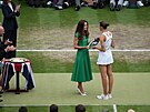 Vévodkyn Kate pedává talí za druhé místo v enské dvouhe Wimbledonu eské...