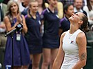 Karolína Plíková bhem závreného ceremoniálu po finále Wimbledonu
