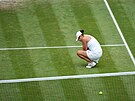 Dojatá Ashleigh Bartyová se raduje z vítzství ve Wimbledonu.