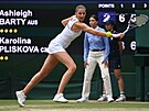 Karolína Plíková se natahuje po míku ve finále enské dvouhry Wimbledonu...