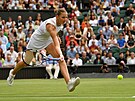 Karolína Plíková dobíhá míek ve finále Wimbledonu proti Australance Ashleigh...