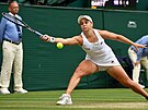 Australanka Ashleigh Bartyová se snaí natáhnout za míkem ve finále Wimbledonu...