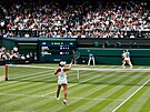 Ashleigh Bartyová se opírá do úderu ve finále Wimbledonu proti Karolín...
