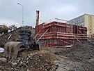 Za��tek v�stavby nov�ho mostu p�es Mezibo�skou ulici v Litv�nov�. (23. b�ezna...