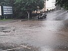 Takto se voda v sobotu odpoledne valila do Fibichovy ulice v Liberci (17....