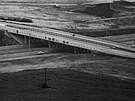 Pohled na nov otevený dálniní úsek dálniní úsek Praha-Miroovice (1971).