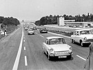 Motoristé na prvním úseku dálnice mezi Prahou a Miroovicemi po jeho...