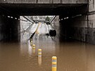 Automobil  v tunelu zaplaveném vodou bhem silných záplav v belgickém Liege....