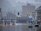 Lidé v belgickém Lutychu pouívají gumové vory v povodových vodách poté, co se...