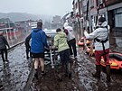 Obyvatelé belgického Lutychu pouívají gumové vory k evakuaci poté, co se eka...