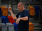Trenér Ronen Ginzburg vede fázi závrené pípravy eských basketbalist ped...