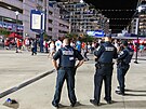 Policisté stojí ped stadionem Nationals Park ve Washingtonu, ped kterým dolo...