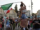 Italtí fanouci si uívají atmosféru ped zaátkem fotbalového svátku.