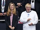 Britský premiér Boris Johnson s manelkou bhem finále Eura
