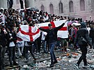 Anglití fanouci na námstí Trafalgar square v Londýn.
