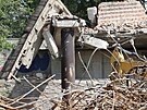 Demolice ruiny nedostav�n�ho l�ze�sk�ho komplexu v teplick� Ml�nsk� ulici. (13....