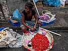 Prodejkyn erstvých plod na místním trhu v Haiti. (14. ervence 2021)