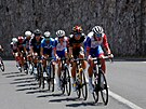 David Gaudu táhne skupinu uprchlík bhem patnácté etapy Tour de France. Za ním...