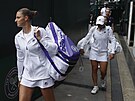 JDE SE NA TO. Karolína Plíková a Ashleigh Bartyová ped finále Wimbledonu.