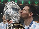 Argentinský kapitán Lionel Messi líbá trofej pro ampiony turnaje Copa América.