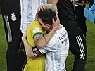 Brazilský kapitán Neymar (vlevo) gratuluje svému argentinskému kolegovi Lionelu...