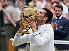 Novak Djokovi políbil svou dvacátou grandslamovou trofej, poesté je vítzem...