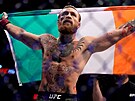 Conor McGregor slaví triumf nad Donaldem Cerronem v Las Vegas