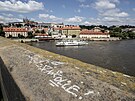 Neznm vandal posprejoval st Karlova mostu v Praze. Podle policie je npis u...