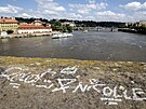 Neznámý vandal posprejoval ást Karlova mostu v Praze. Podle policie je nápis u...