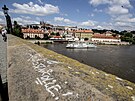 Neznm vandal posprejoval st Karlova mostu v Praze. Podle policie je npis u...