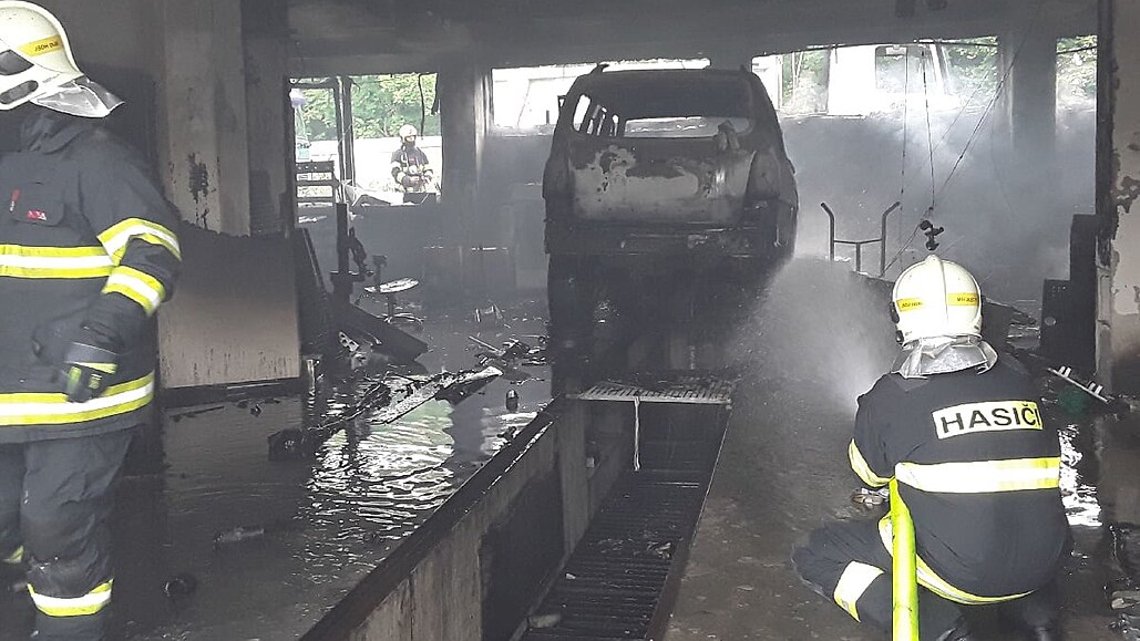 V Dubí hořela autodílna, škoda je více než milion korun