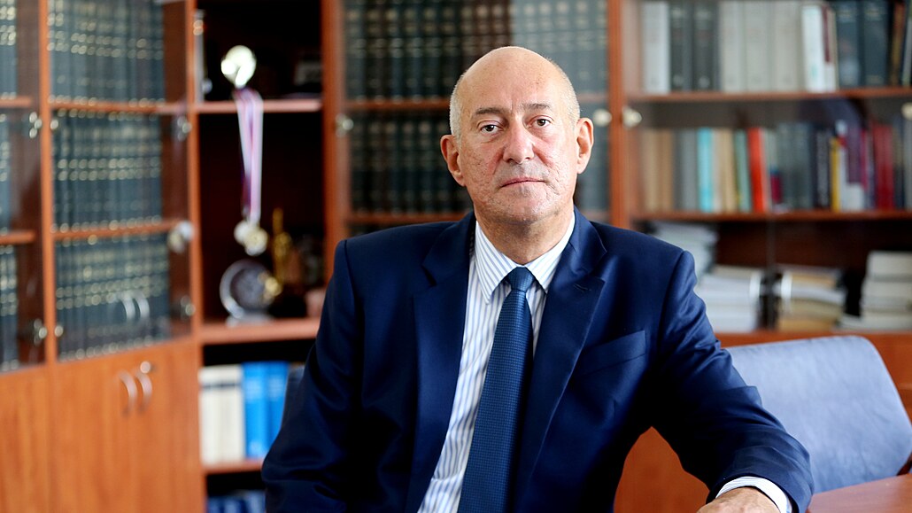 Igor St�í�, kterého vláda jmenovala novým nejvy��ím státním zástupcem, p�evzal...