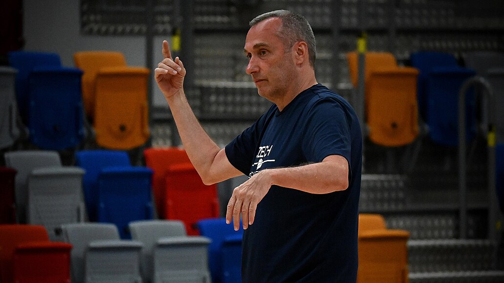 Trenér Ronen Ginzburg vede fázi závrené pípravy eských basketbalist ped...