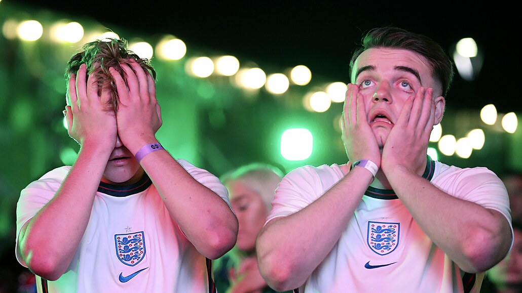 Zklamání anglických fanouk po poráce ve finále Eura.